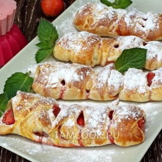 Рецепт слойки с клубникой и бананом