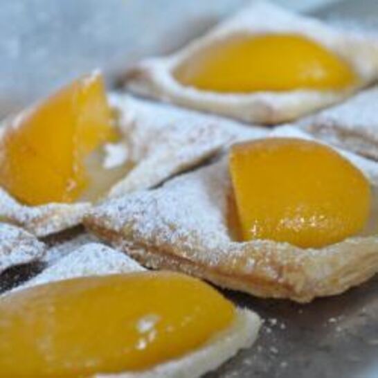 Рецепт слойки с персиками