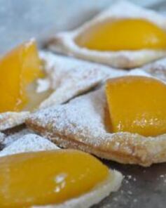 Слойки с персиками