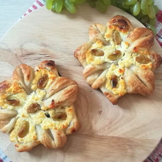 Рецепт слойки с творогом и виноградом