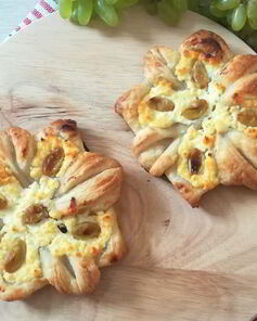 Слойки с творогом и виноградом