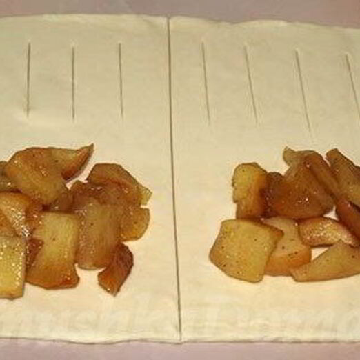 Слойки с яблоками и корицей