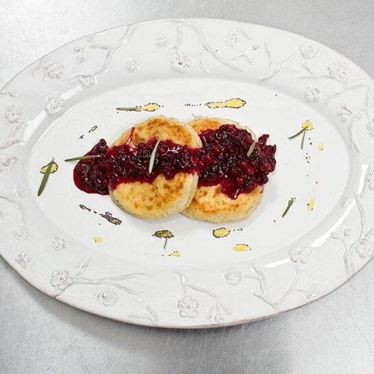 Рецепт сырники с бруснично-розмариновым вареньем