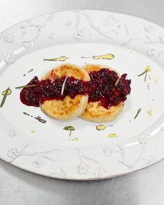 Сырники с бруснично-розмариновым вареньем