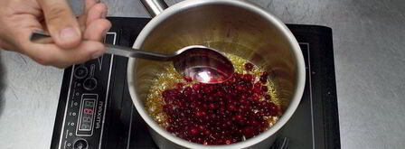 сырники с бруснично-розмариновым вареньем. Шаг 3