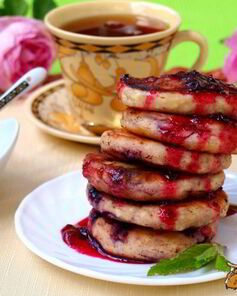 Сырники с черной смородиной