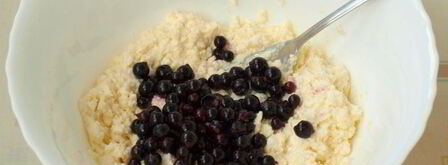 сырники с черной смородиной. Шаг 2