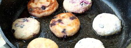 сырники с черной смородиной. Шаг 4