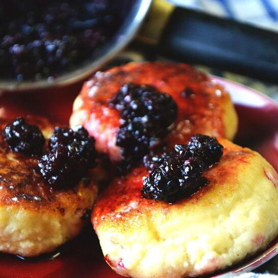 Рецепт ванильные сырники с ежевичным соусом