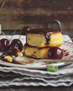 Ванильные сырники с шоколадным соусом и черешней