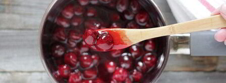 блинный торт с ванильно-сливочным кремом и ягодным соусом. Шаг 7