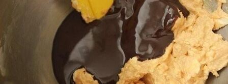 медовик в мультиварке шоколадный бисквит. Шаг 2