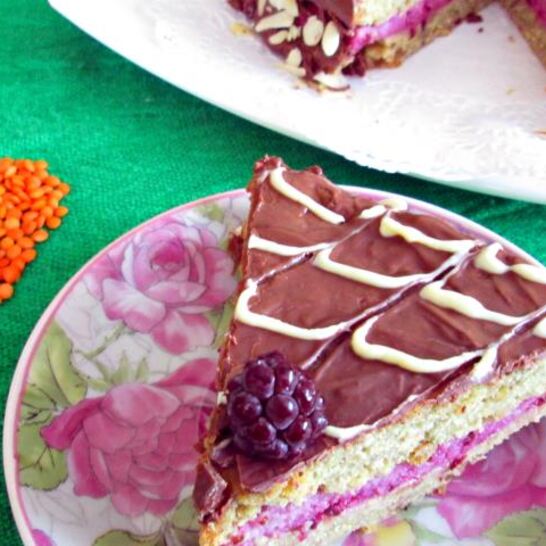 Рецепт постный полезный чечевичный торт с ежевичным кремом