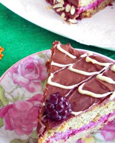 Постный полезный чечевичный торт с ежевичным кремом