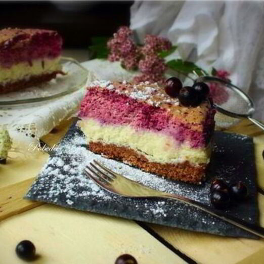 Трехслойный творожно-ягодный торт