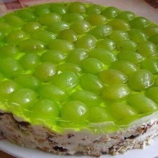 Яркий торт Виноградинка без выпечки