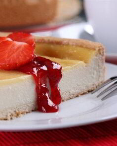 Творожная запеканка с ягодным сиропом