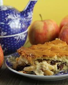 Яблочная запеканка с изюмом и миндалем