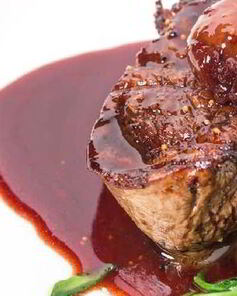 Сочная говядина с джемом из красной смородины