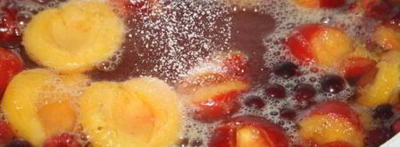 компот из алычи, абрикос и летних ягод. Шаг 4