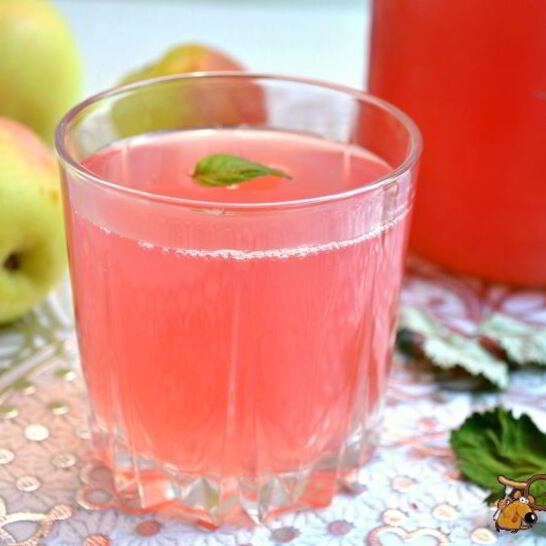 Рецепт компот из слив и яблок с листьями малины