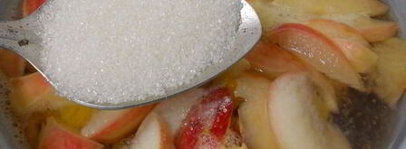 компот из слив и яблок с листьями малины. Шаг 2