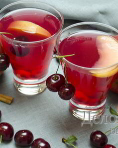 Компот из вишни и яблок с корицей