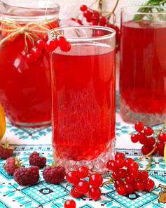 Компот с яблоками, малиной, калиной и айвой