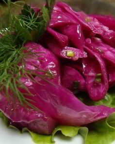 Капуста маринованная с чесноком и свеклой