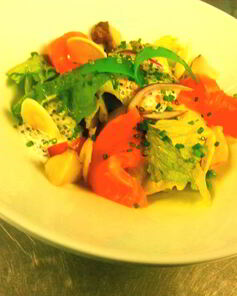 Листья салатов с маринованной неркой и сметанной заправкой