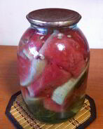 Маринованные дольки арбуза