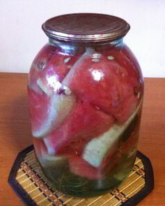 Маринованные дольки арбуза