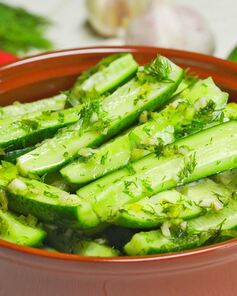 Малосольные огурцы с чесноком и перцем