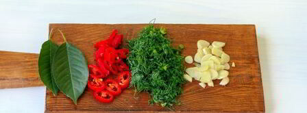 малосольные огурцы в пакете с чесноком. Шаг 6