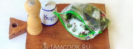 малосольные огурцы в пакете с чесноком. Шаг 8