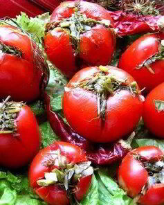 Малосольные помидоры с чесноком и зеленью