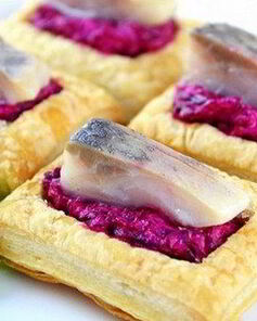 Слоеные волованы со свеклой и сельдью