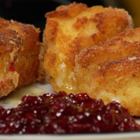 Рецепт жареный камамбер с вареньем из брусники