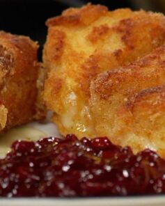 Жареный камамбер с вареньем из брусники