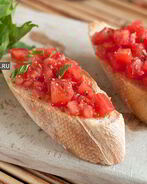 Брускетта с помидорами
