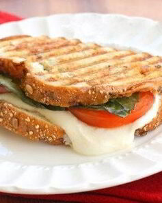 Бутерброд Капрезе с соусом