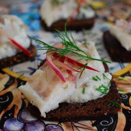 Рецепт бутерброд с белой рыбой и соусом из йогурта и каперсов