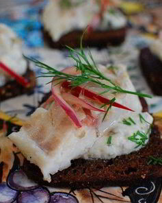 Бутерброд с белой рыбой и соусом из йогурта и каперсов