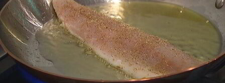 бутерброд с белой рыбой и соусом из йогурта и каперсов. Шаг 3