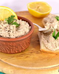 Бутербродная намазка из рыбных консервов, яиц и плавленного сыра