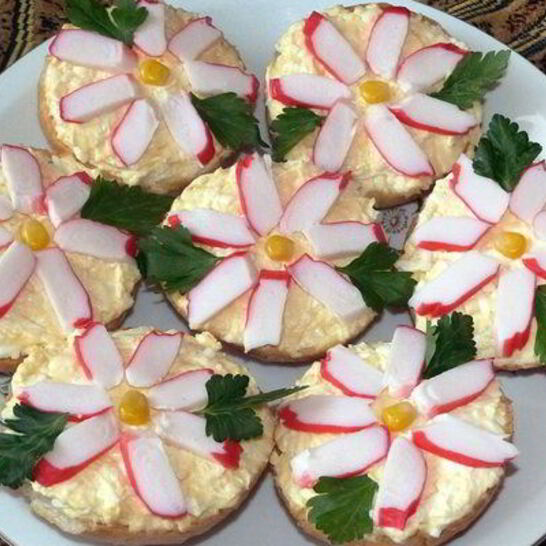 Рецепт бутерброды крабовые цветы с сыром