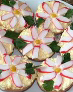 Бутерброды Крабовые цветы с сыром