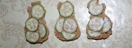 бутерброды поющие снеговики в шарфиках. Шаг 2