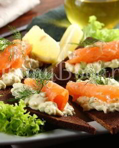 Бутерброды с авокадо и лососем