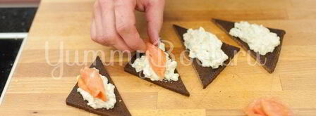 бутерброды с авокадо и лососем. Шаг 3
